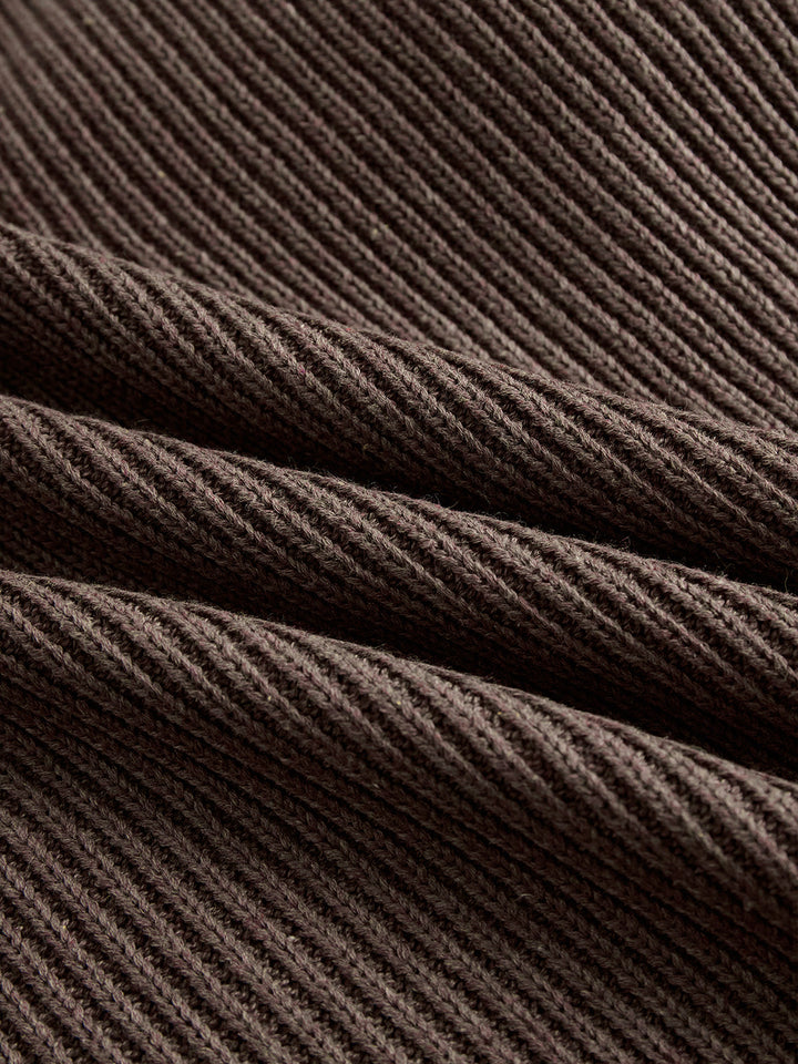 Swetrowa sukienka z falbanami — miękka, ciepła i romantyczna.