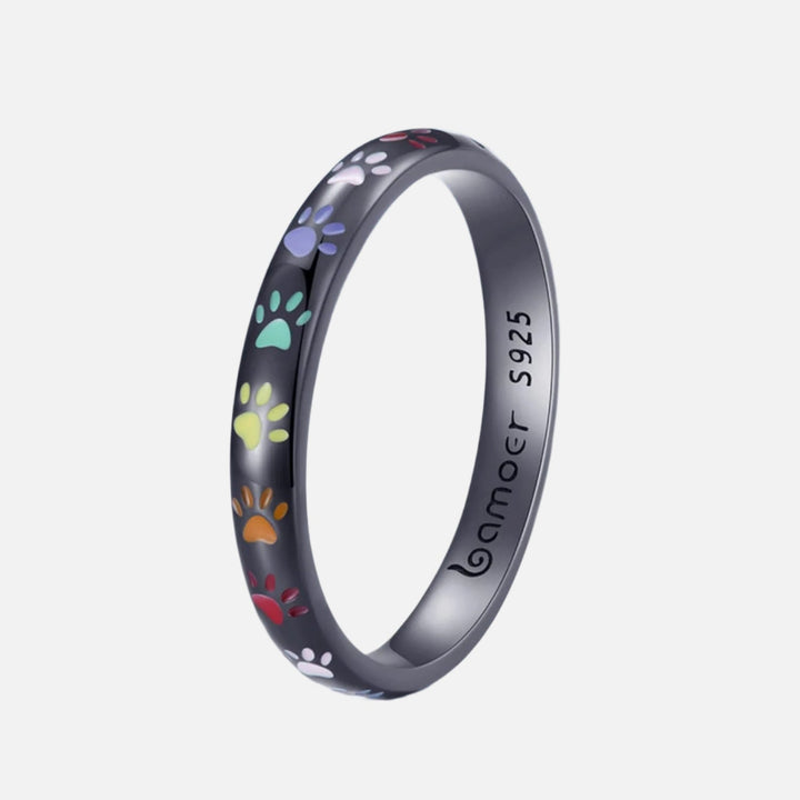 Srebrny pierścionek z wzorem w kształcie łapy