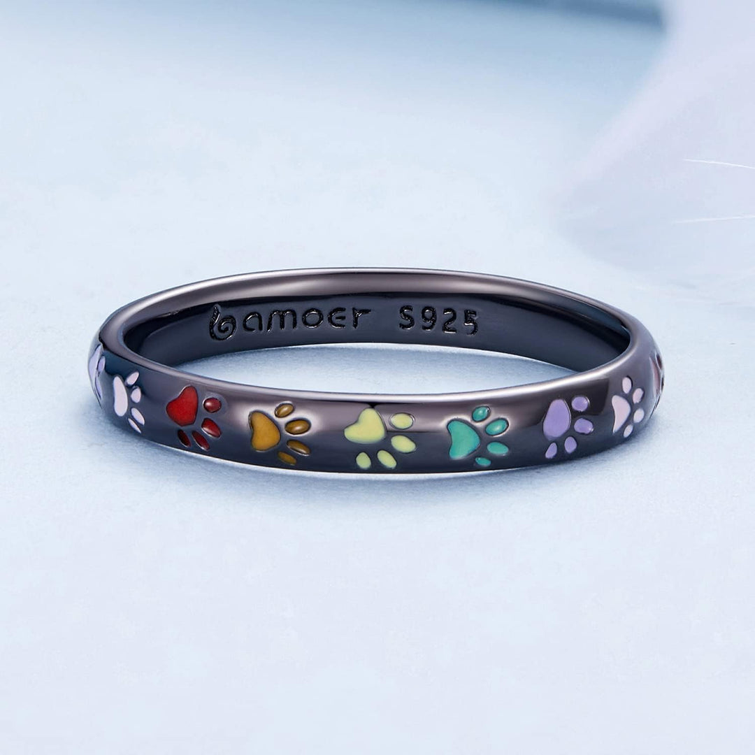 Srebrny pierścionek z wzorem w kształcie łapy