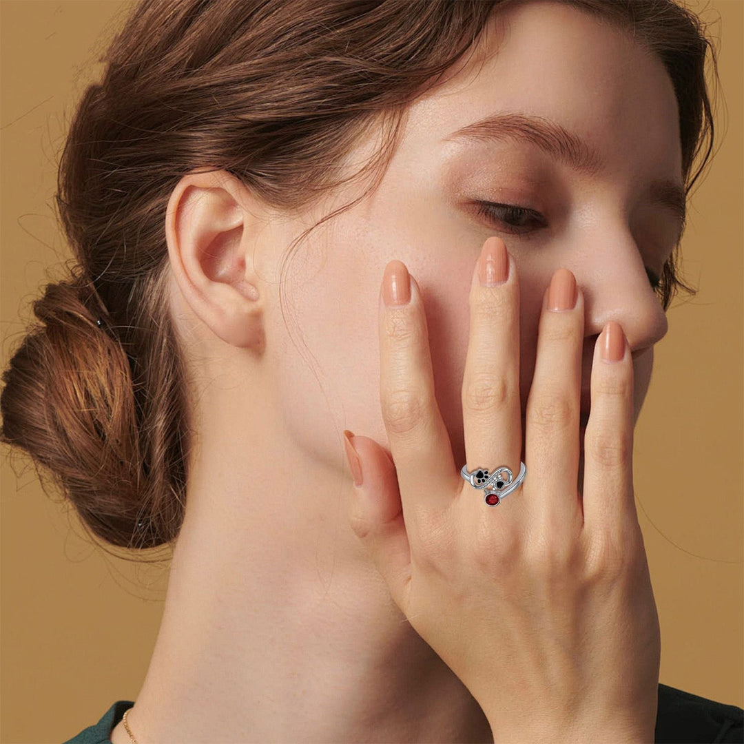 Regulowany pierścionek z czarnym odciskiem łapy i czerwoną kamieniami szlachetnymi