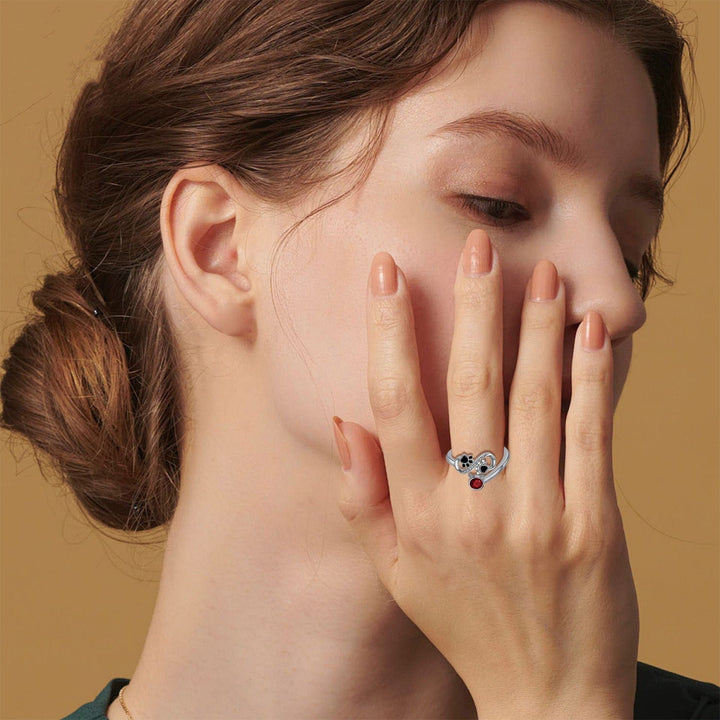 Regulowany pierścionek z czarnym odciskiem łapy i czerwoną kamieniami szlachetnymi