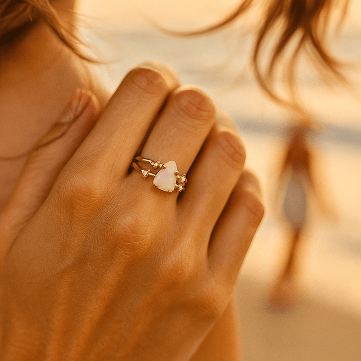 925 stříbrný prsten s měsíčním kamenem a zlatými ozdobami