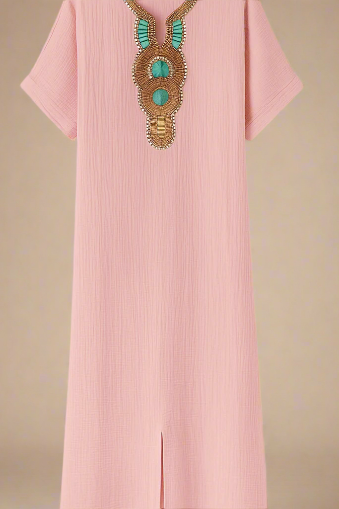 SAGA KJOLE | Abito lungo con scollatura decorata e spacchi laterali