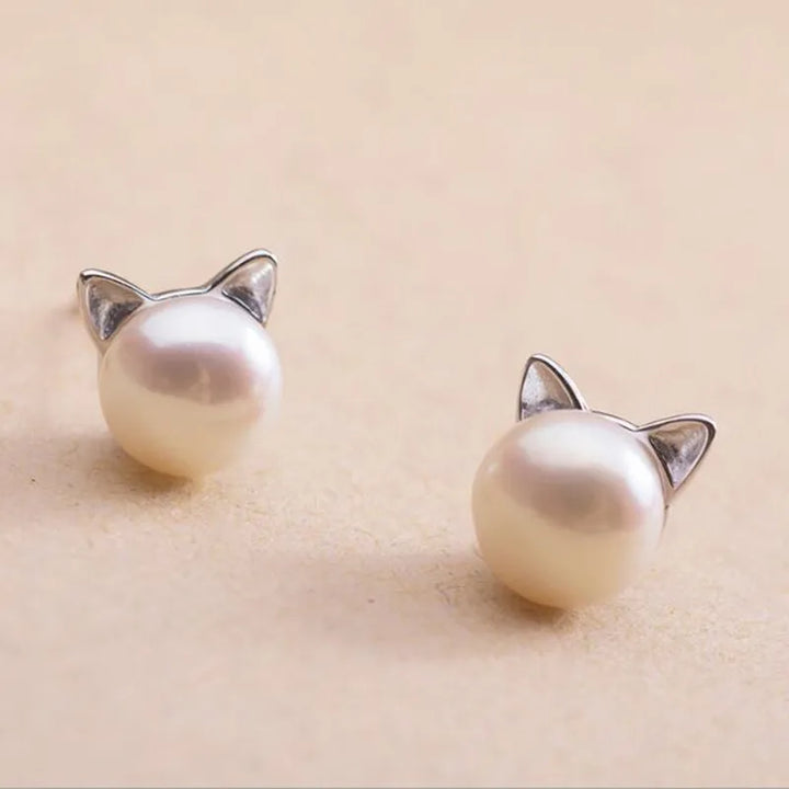 Orecchini a bottone in argento sterling con perla a forma di gatto