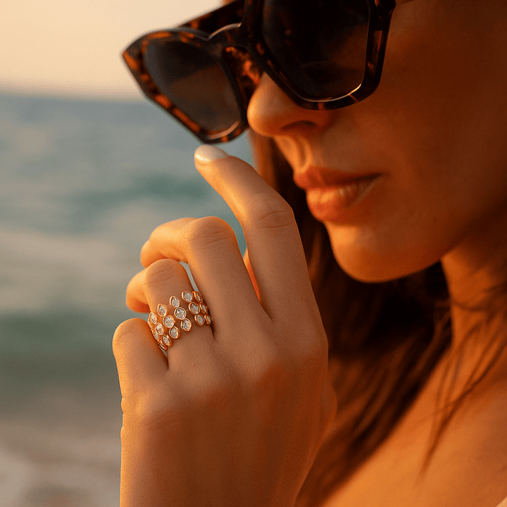 Ranní šperk s lesklými drahokamy