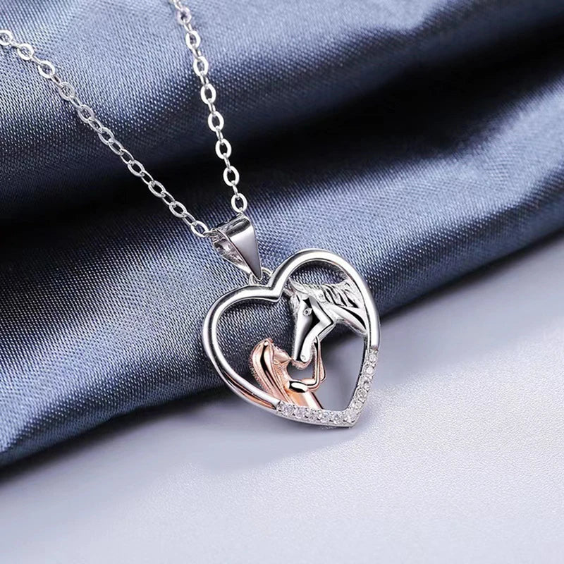 Bellissima collana con zirconi a forma di cuore e cavallo