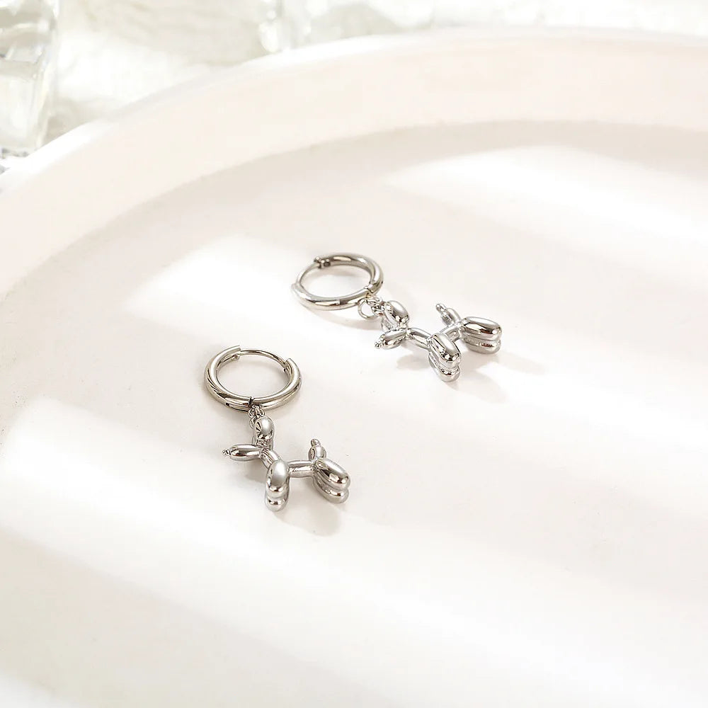 Orecchini Huggie in oro con ciondolo a forma di mini palloncino a forma di cane