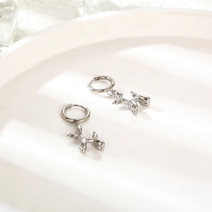 Złote kolczyki Huggie z zawieszką w kształcie mini balonika w kształcie psa