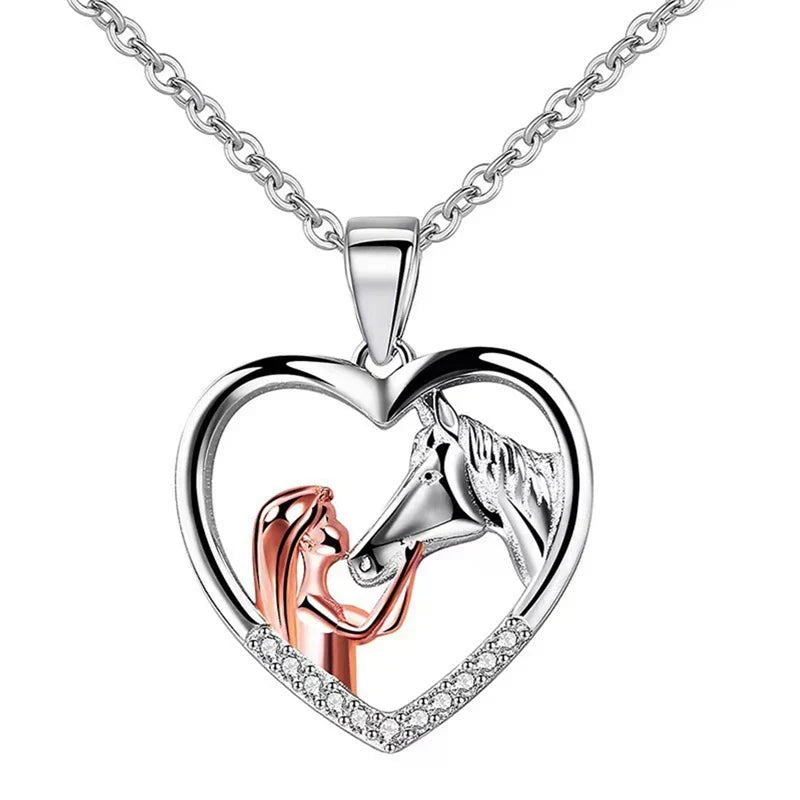 Bellissima collana con zirconi a forma di cuore e cavallo
