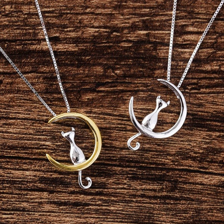 Collana elegante con luna crescente e gatto