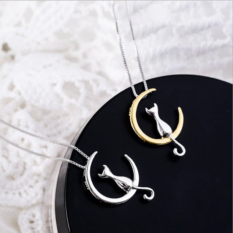 Collana elegante con luna crescente e gatto