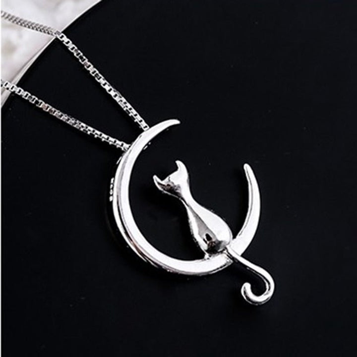 Collana elegante con luna crescente e gatto