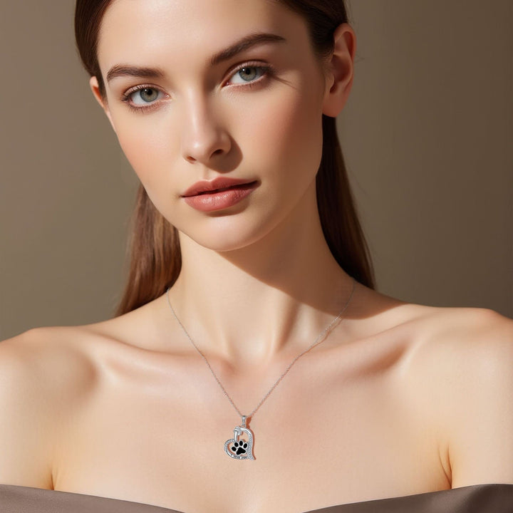 Collana con impronta di zampa di cane a forma di cuore con zirconi
