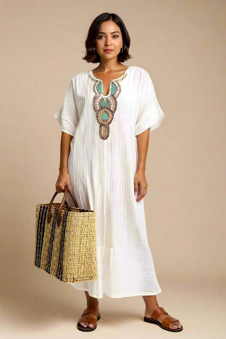 SAGA KJOLE | Abito lungo con scollatura decorata e spacchi laterali